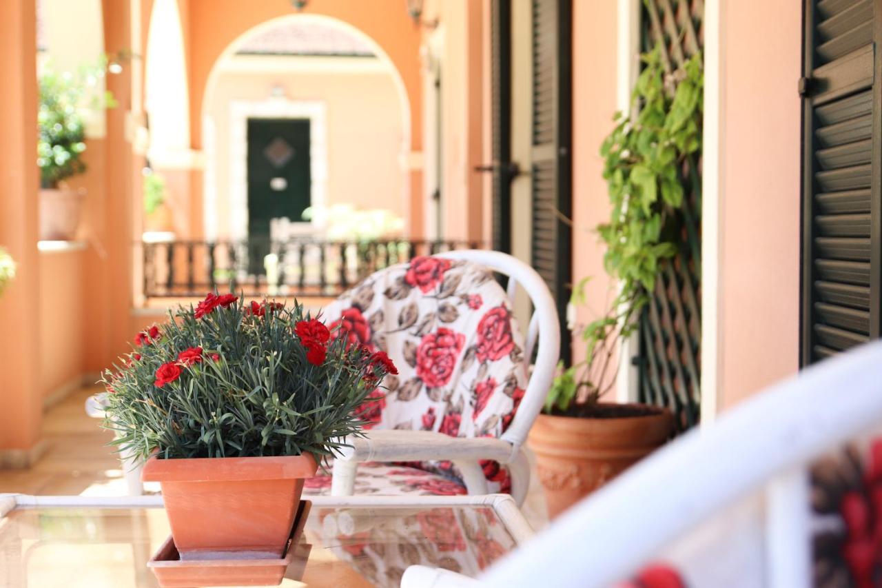 The Red Bougainvillea Apartments Kanálion Dış mekan fotoğraf