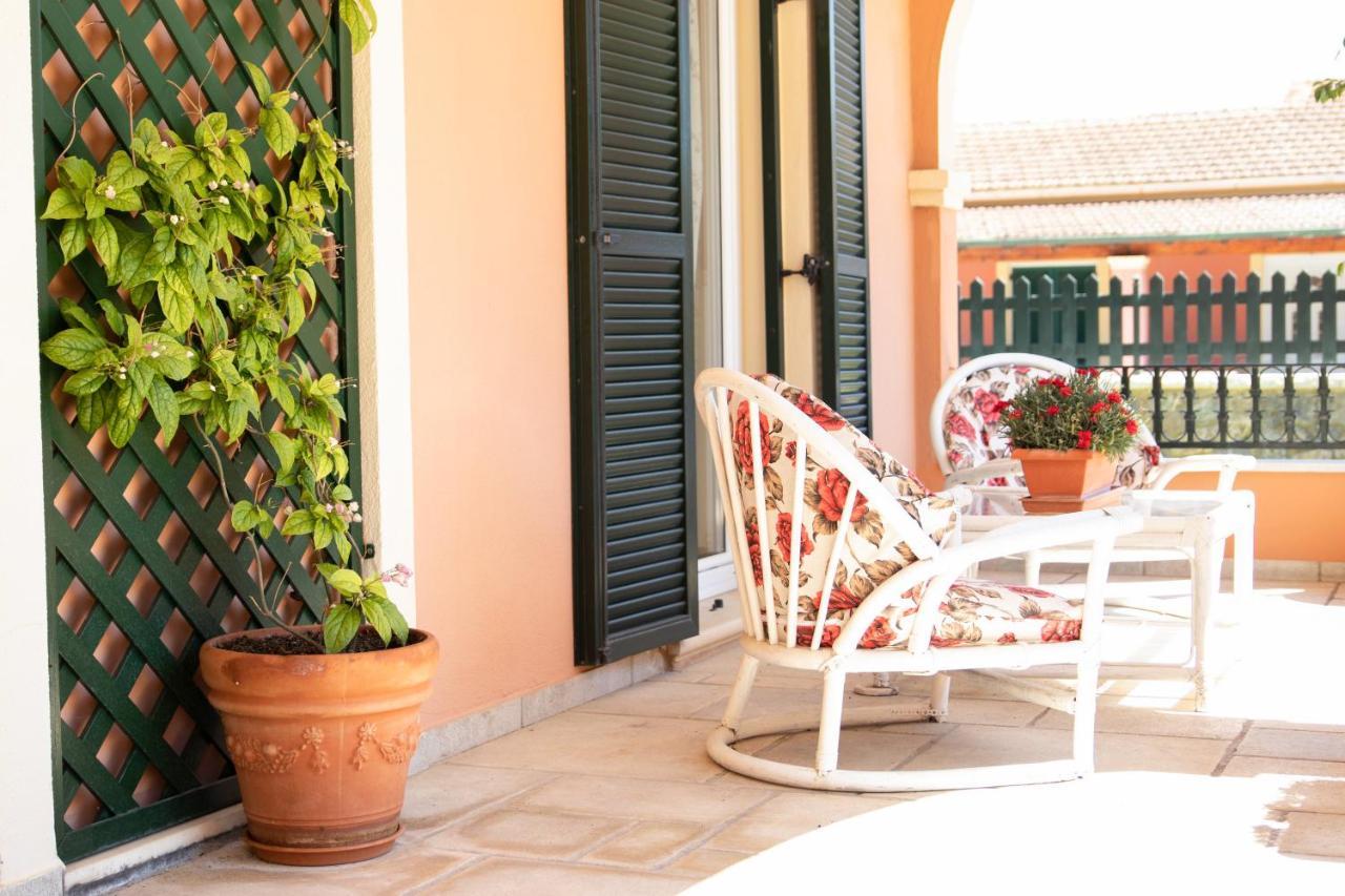 The Red Bougainvillea Apartments Kanálion Dış mekan fotoğraf