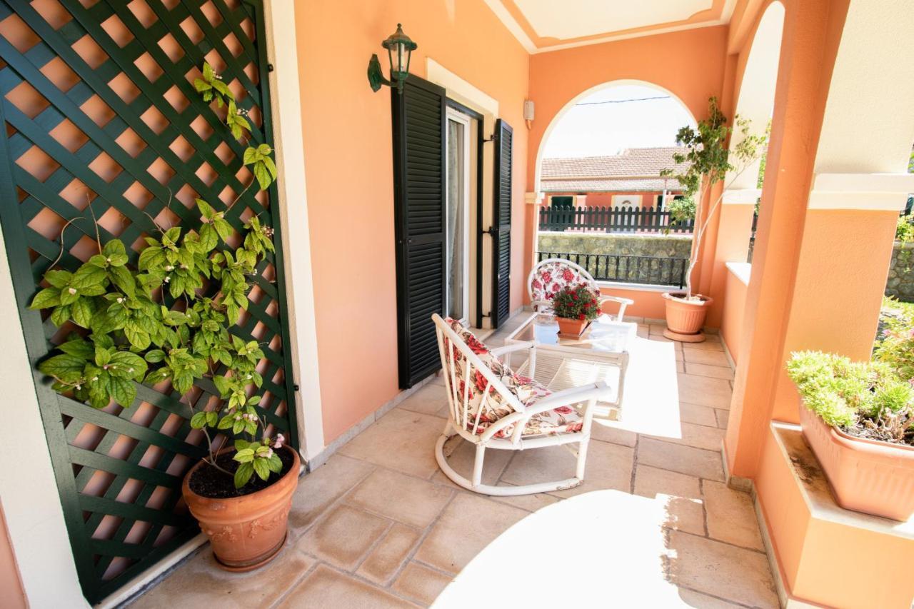 The Red Bougainvillea Apartments Kanálion Dış mekan fotoğraf